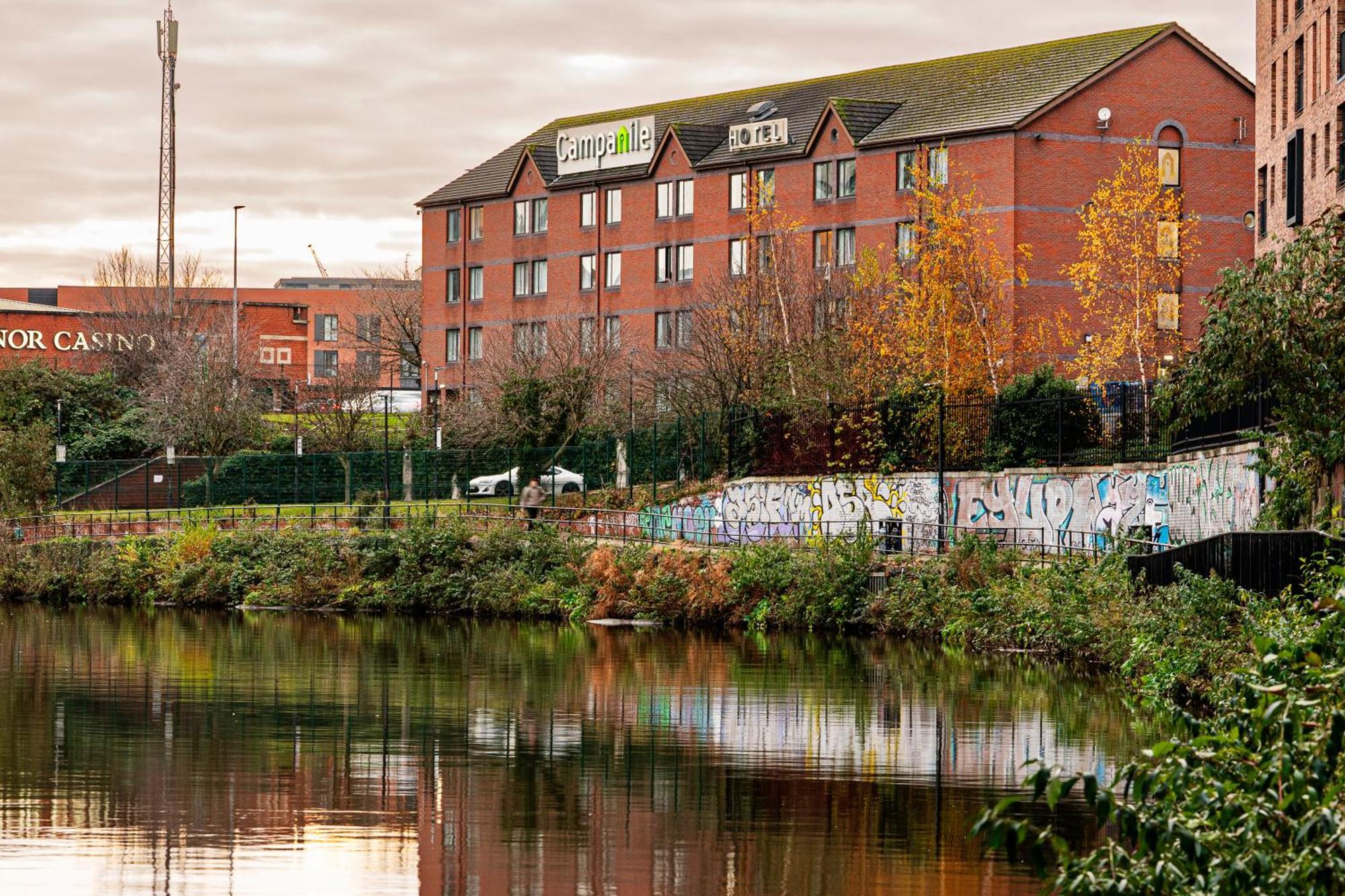 Campanile Manchester Bagian luar foto