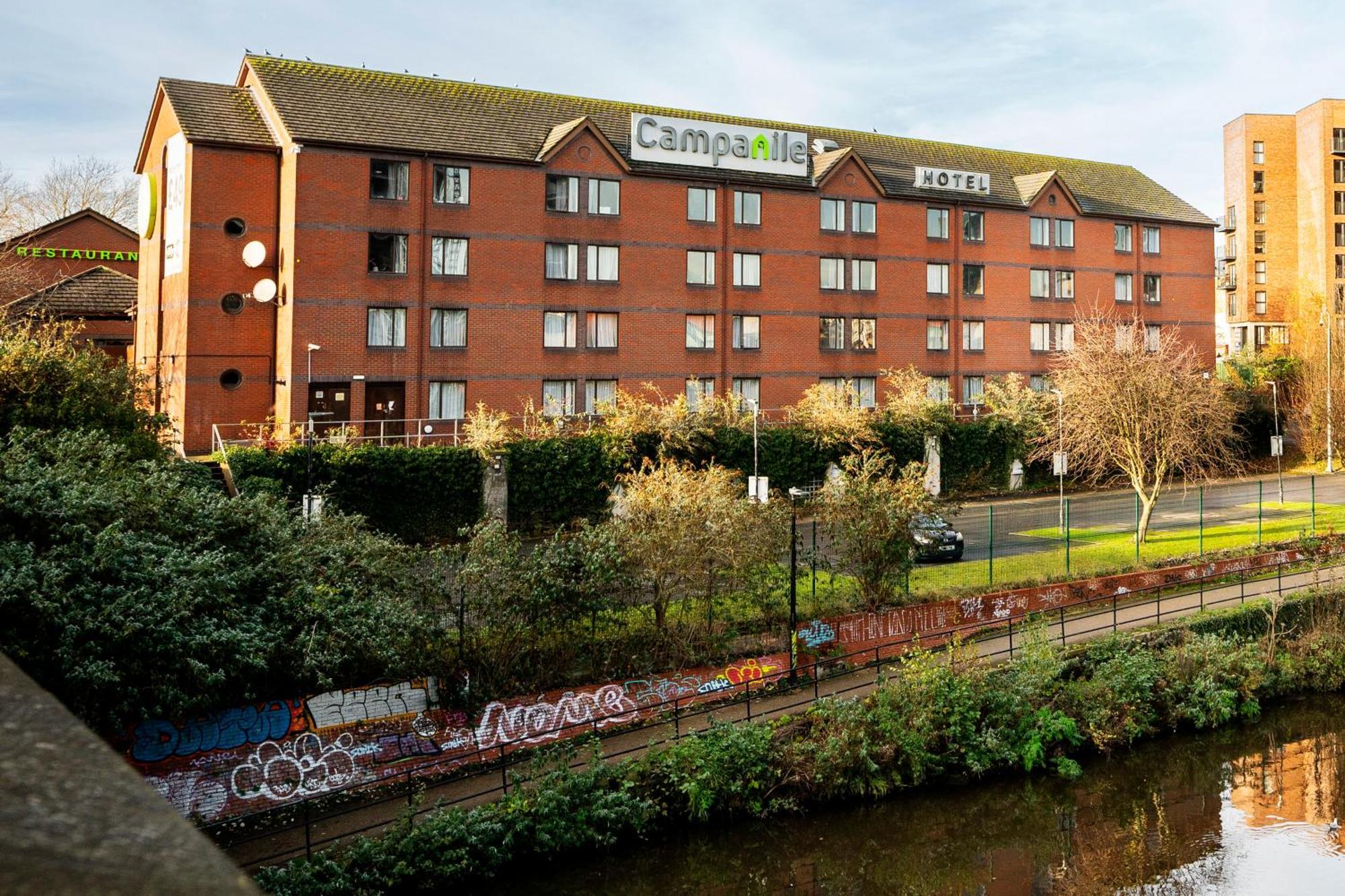Campanile Manchester Bagian luar foto
